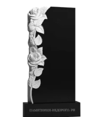 Памятник с нежными и изящными розами, вырезанными из камня