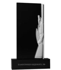 Вертикальный памятник на могилу с резным ружьем