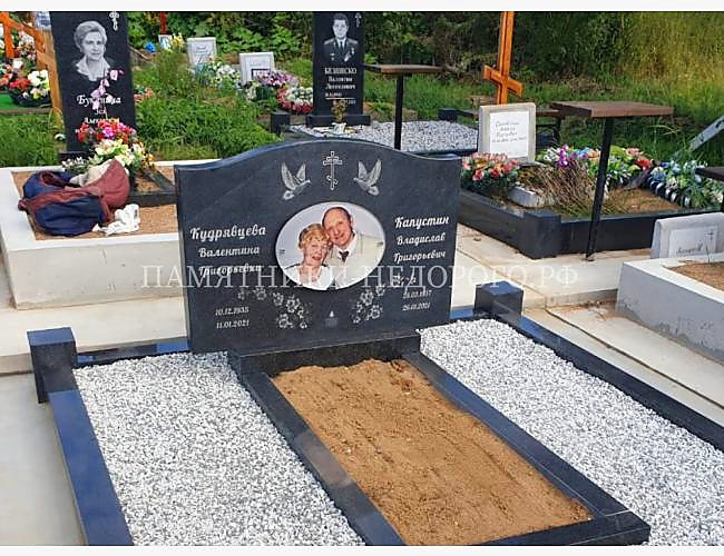 Образец памятника «Волна двойной» из черного гранита