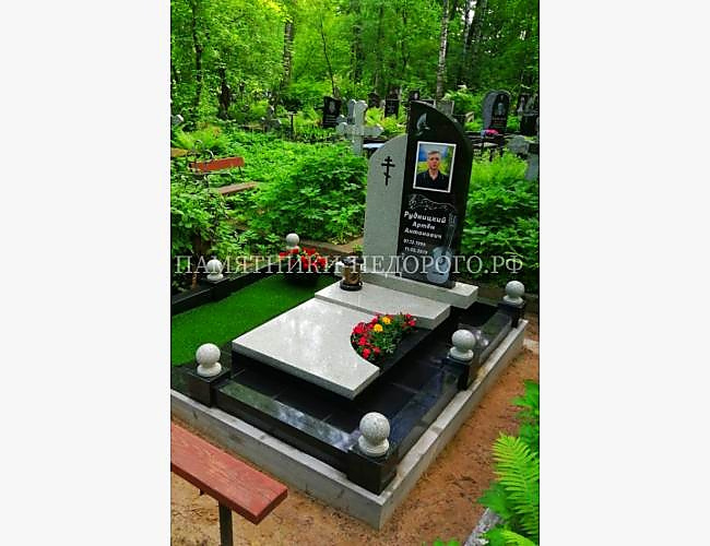 Образец комплекса из комбинации белого и черного гранитов