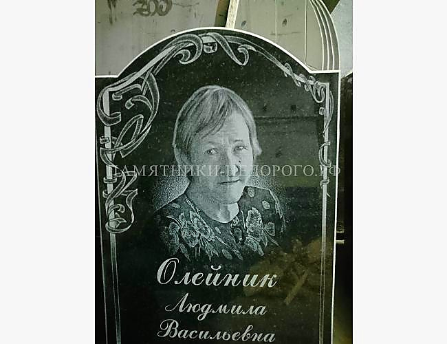 Гранитный памятник с плечами: пример оформления - фото 2