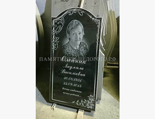 Гранитный памятник с плечами: пример оформления - фото 3