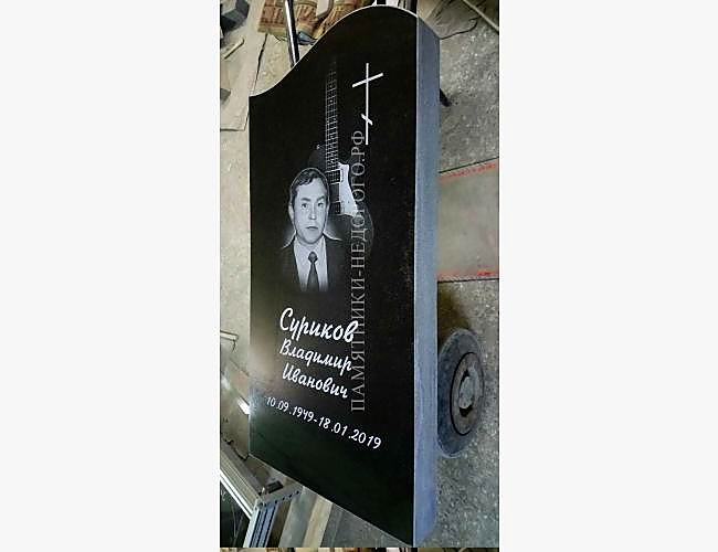 Надгробие из черного гранита "Волна" - фото 4