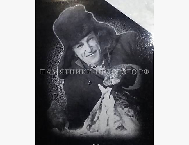 Классический памятник на могилу из черного гранита