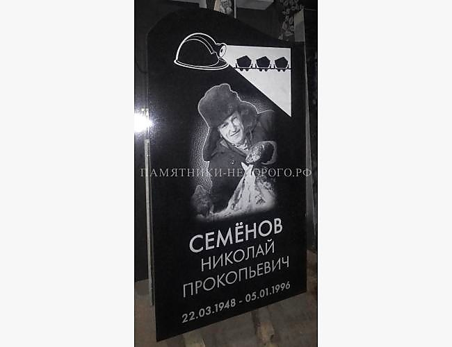 Классический памятник на могилу из черного гранита - фото 2