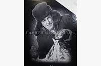 Классический памятник на могилу из черного гранита