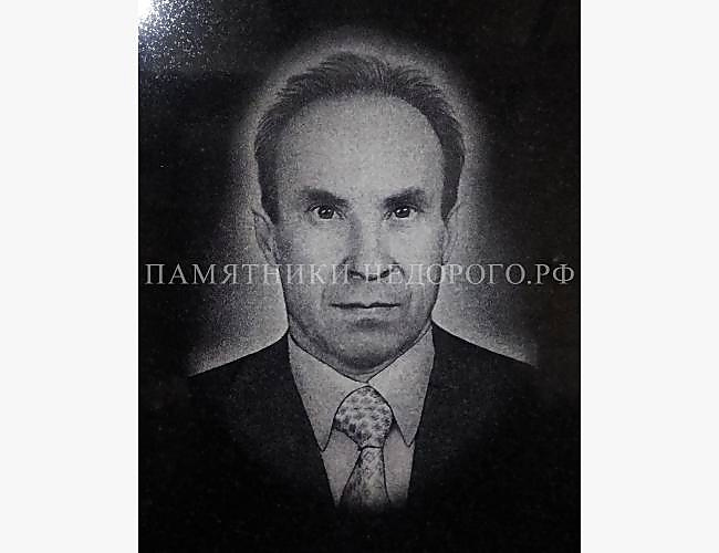 Классический памятник с плечами