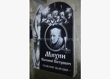 Эксклюзивный православный памятник из гранита «Скорбящая Дева Мария»