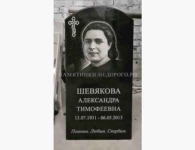 Округлый прямой памятник из гранита: образец готовой работы