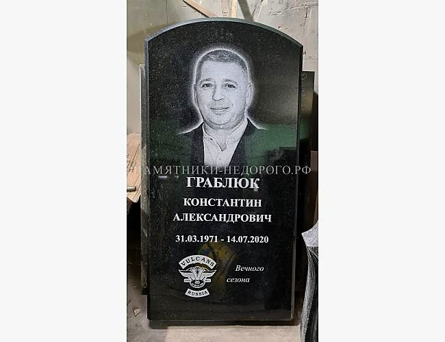 Округлый прямой памятник из гранита: пример готовой работы