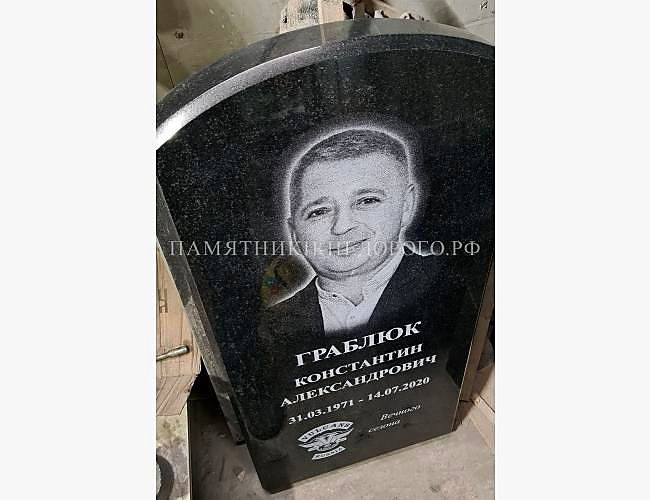 Округлый прямой памятник из гранита: пример готовой работы - фото 2