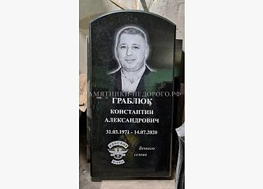 Округлый прямой памятник из гранита: пример готовой работы