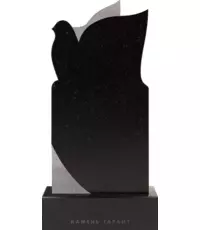 Красивый памятник в виде летящего голубя