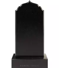 Вертикальный памятник с куполом, отражающим восточные мотивы