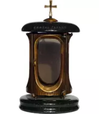 Лампада из гранита с каркасом из стекла и металла