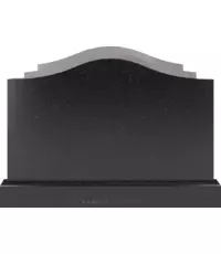 Семейный памятник, напоминающий старинную рукопись, хранящую историю семьи