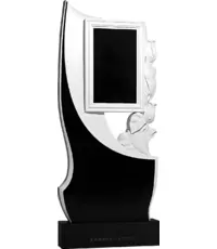 Лед и камень - вертикальный памятник с резными элементами 