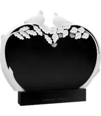 Голубки на ветвях - резной памятник в форме сердца