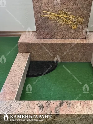 Гранитная подставка для памятной вазы