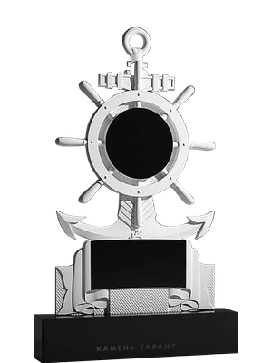 Памятник в виде штурвала и якоря