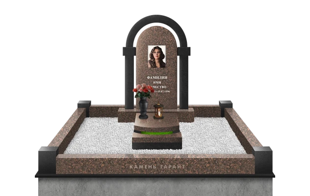 Изысканный комбинированный памятник с аркой из черного габбро-диабаза и стелой из коричневого гранита с благоустройством мраморной крошкой