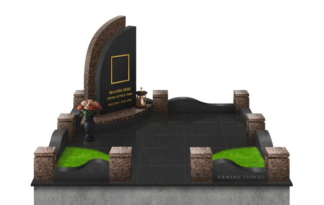 Мемориальный комплекс с дугообразным памятником и декоративной отделкой