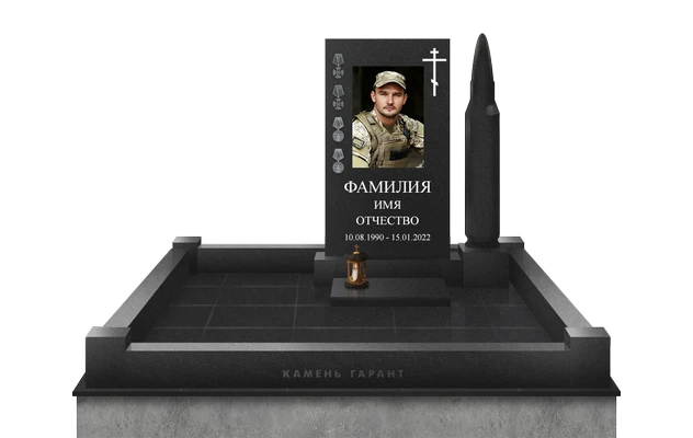 Мемориальный комплекс участнику СВО с символами воинской доблести: православным крестом, наградами и скульптурным артиллерийским снарядом.