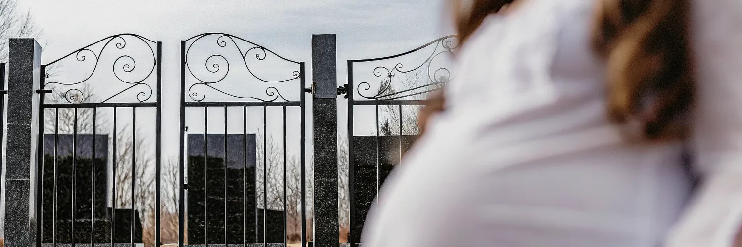 Можно ли беременным ходить на кладбище: мнение церкви и врачей