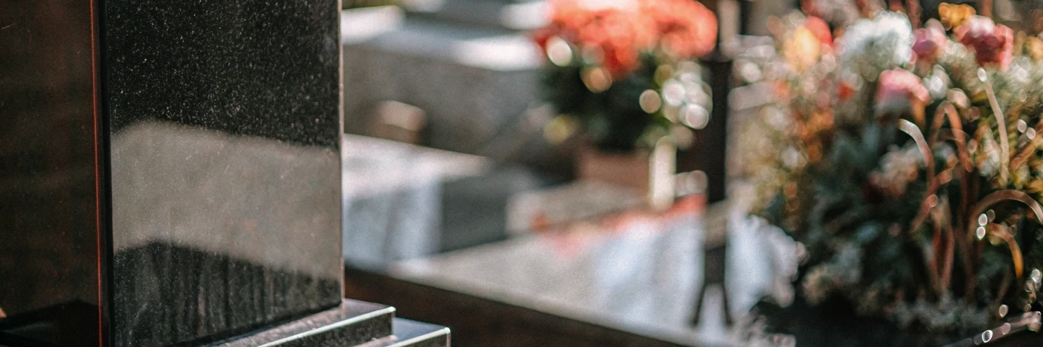 Памятники из гранита в Санкт-Петербурге: почему мы не работаем с мрамором