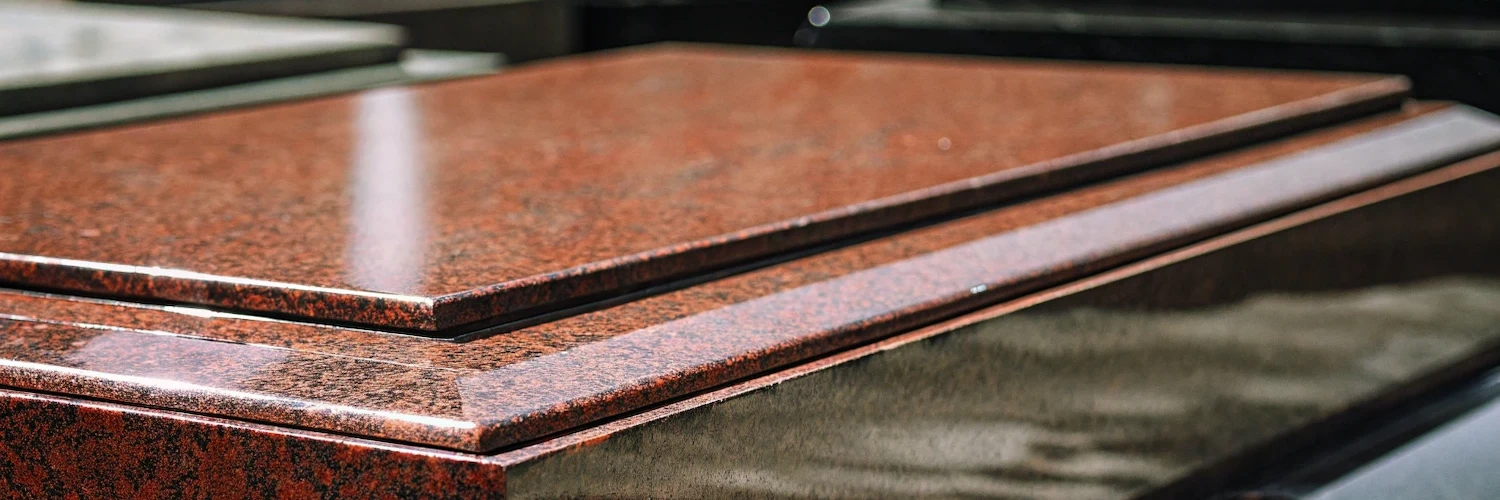 Красный гранит для памятников: благородство и долговечность