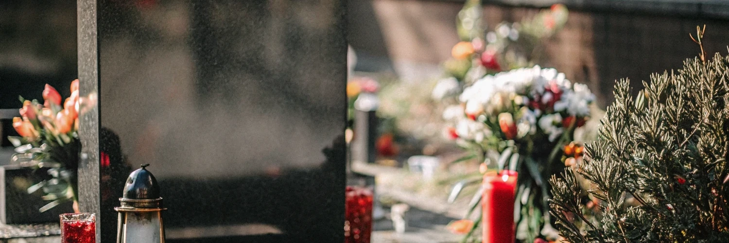 Самые дешёвые памятники на могилу: материалы, цены, рекомендации по выбору