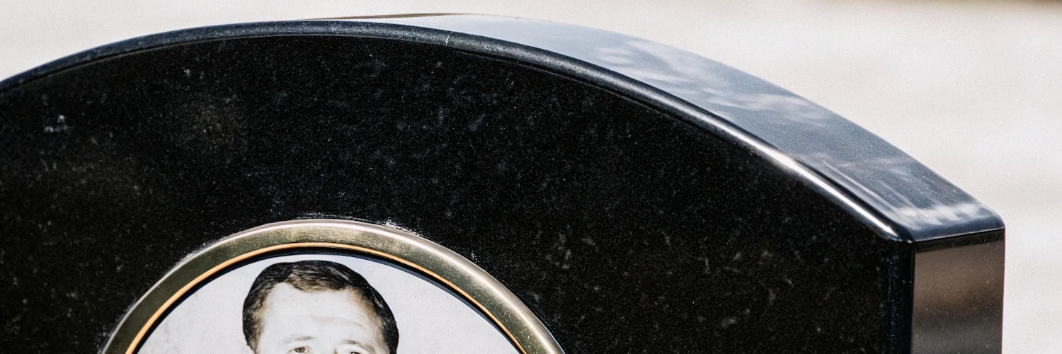 Памятник на могилу мужчине: как выбрать лучший вариант