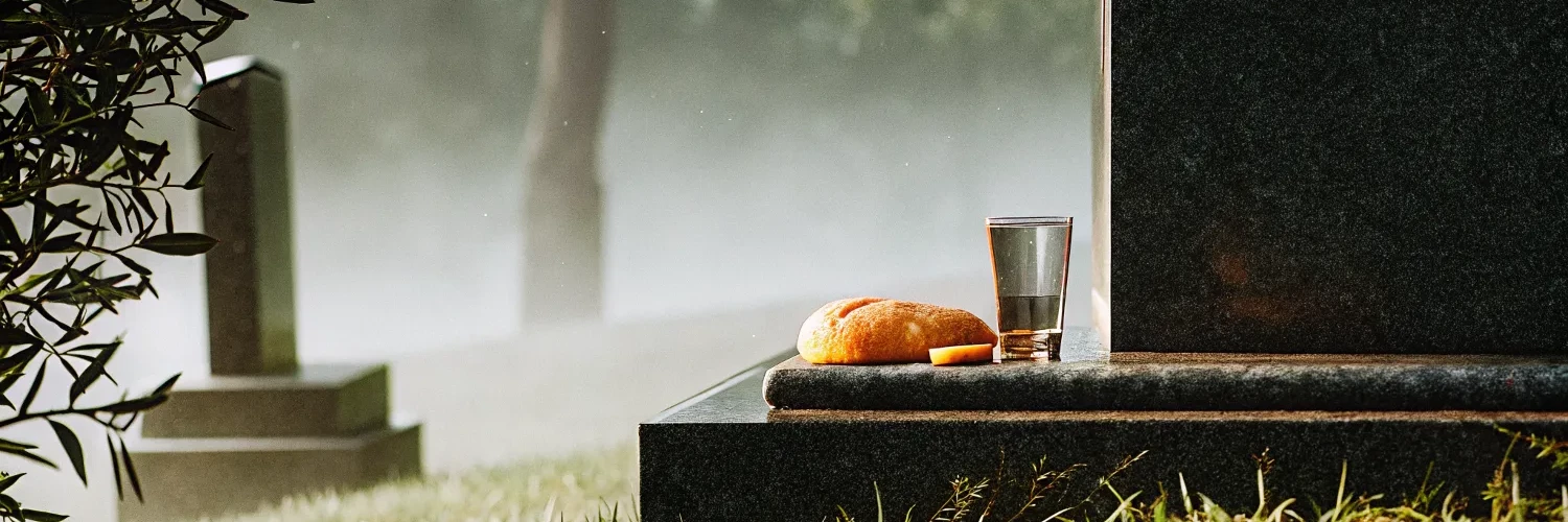 Оставление еды на кладбище: традиции, правила и альтернативы