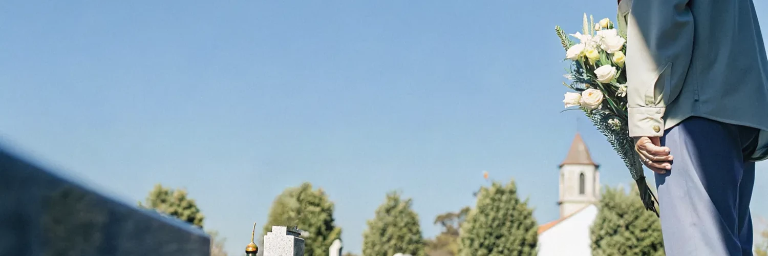 Как правильно здороваться с умершими на кладбище: традиции, этикет, советы