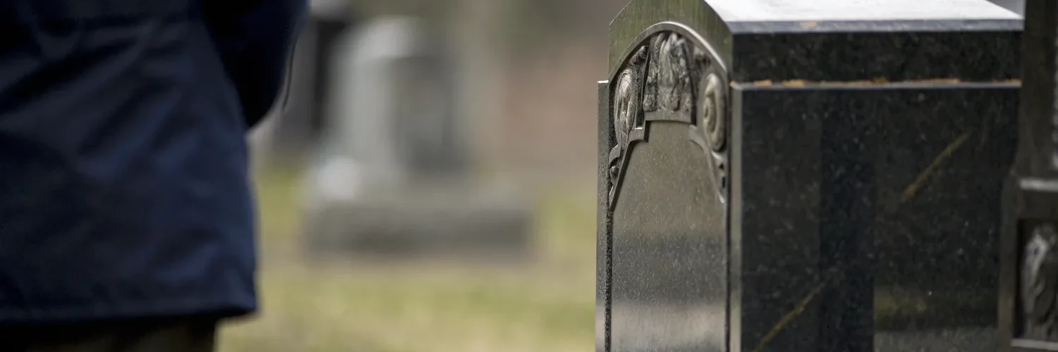 Почему на кладбище не принято смотреть на чужие могилы: этика, традиции, поверья