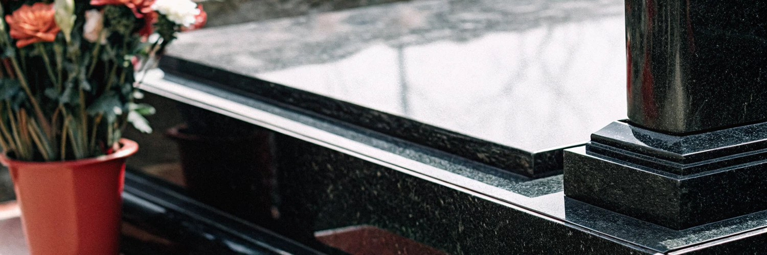 Где ставят памятник на могиле: в ногах или в изголовье?