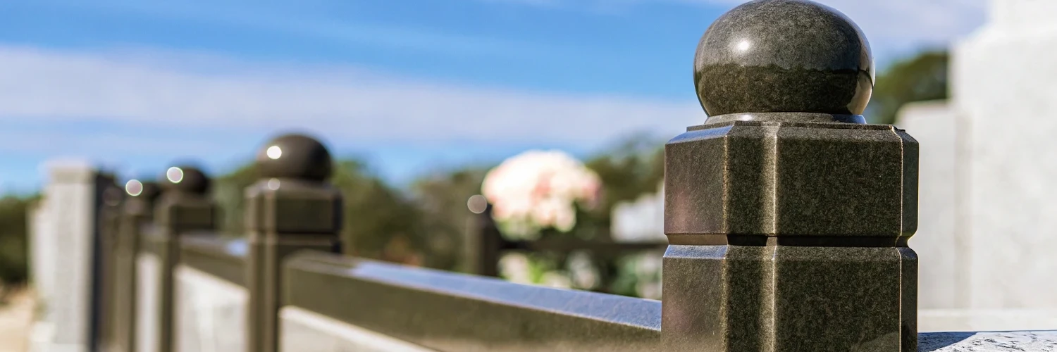 Какую ограду на могилу лучше выбрать?