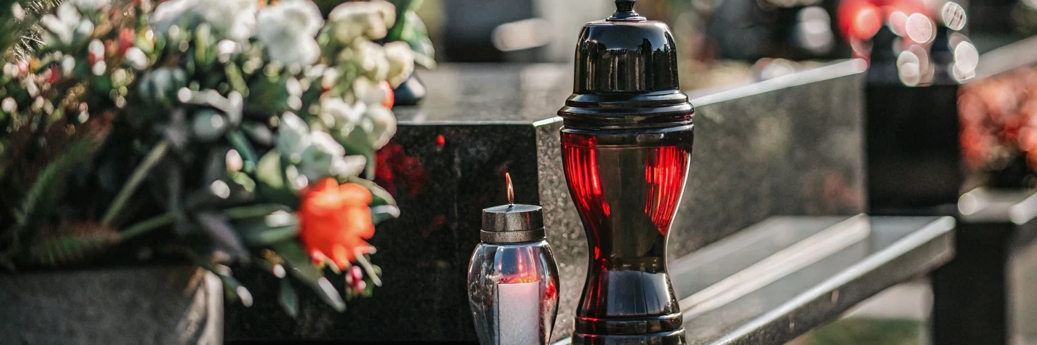 Как выбрать идеальную вазу и лампаду для обустройства могилы