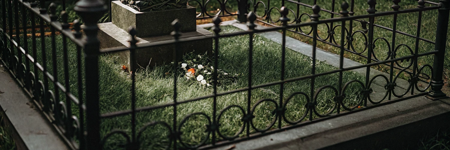 Выбор места на кладбище для памятника: ключевые факторы и рекомендации