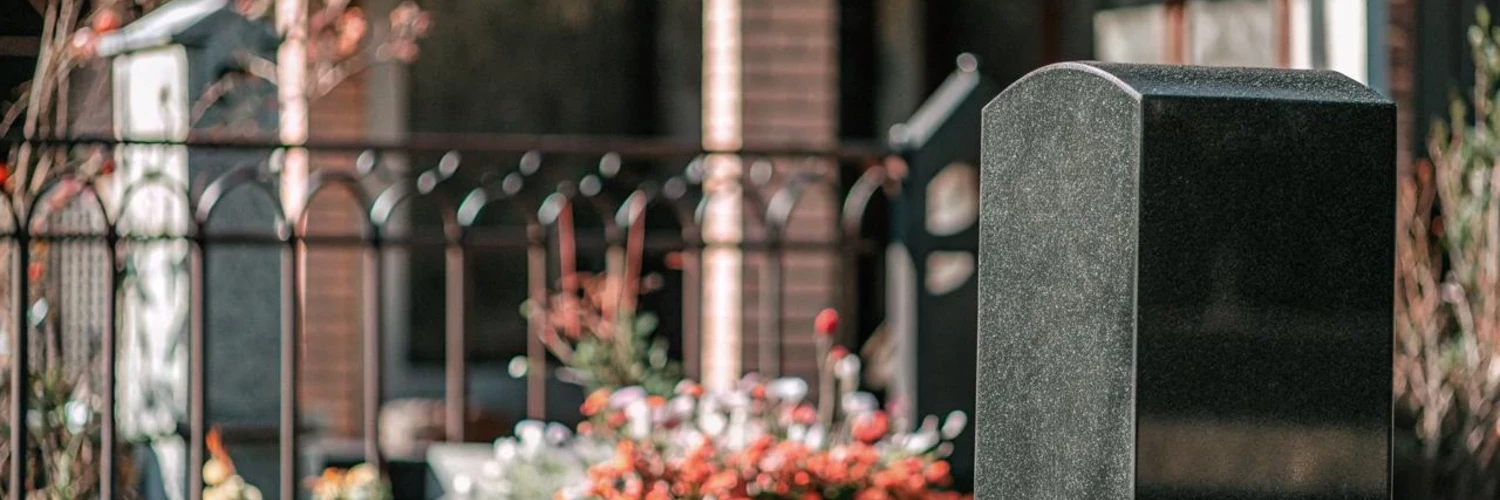 Как разместить надписи на памятнике: полезные советы