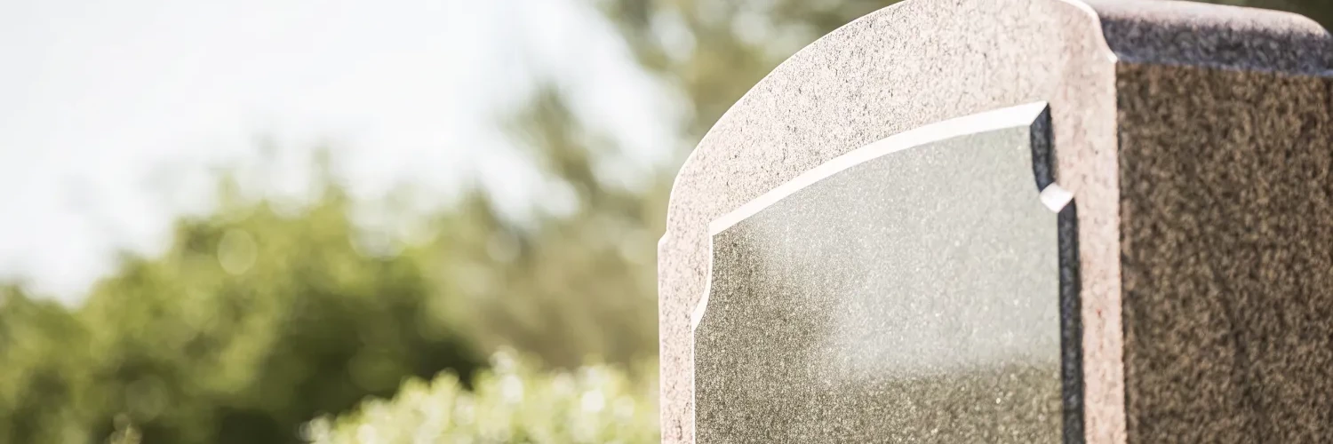 Замена памятника. Как понять, что нужно поменять надгробие на могиле?