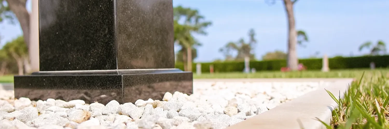 Как правильно уложить мраморную крошку на могилу