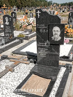 Фото памятника на могилу Эльбрус